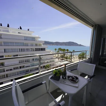 Apartment En Centro De La Ciudad Frente Al Mar Roses